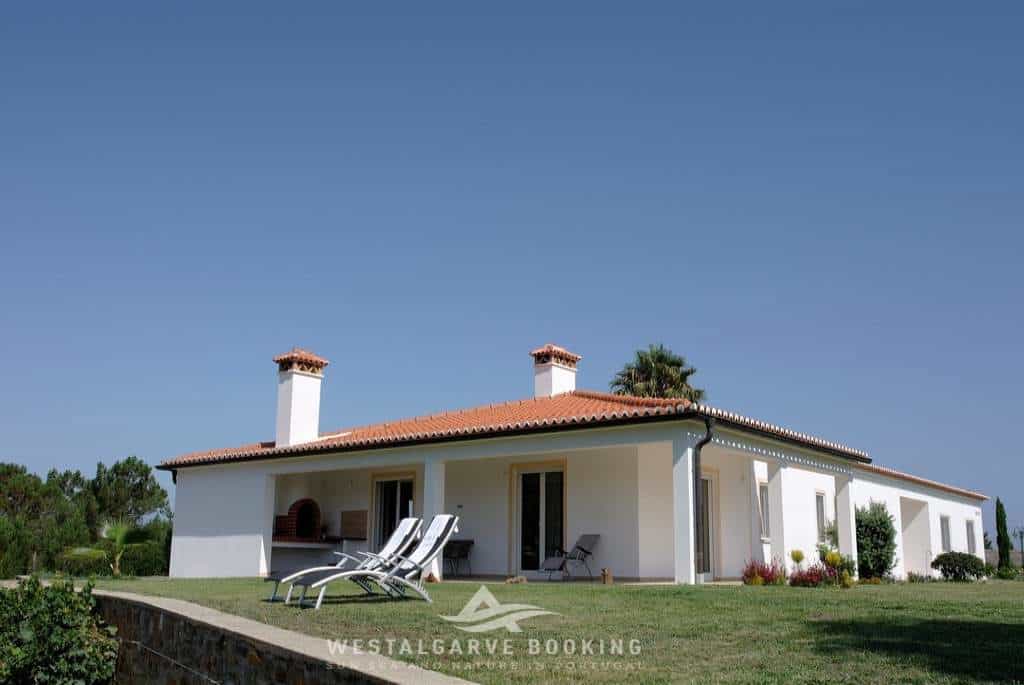 Herdade de Vagem lädt ein mit grünem Garten und See. Buchen Sie dieses schöne Ferienhaus jetzt mit Westalgarve-booking.com !