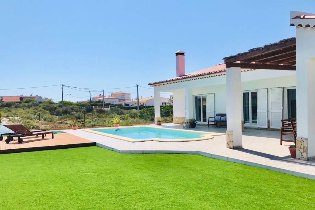 Casa Villa Sonho is a modern holiday home with private garden and big pool. Book this beautiful holiday villa now at Westalgarve-booking.com!