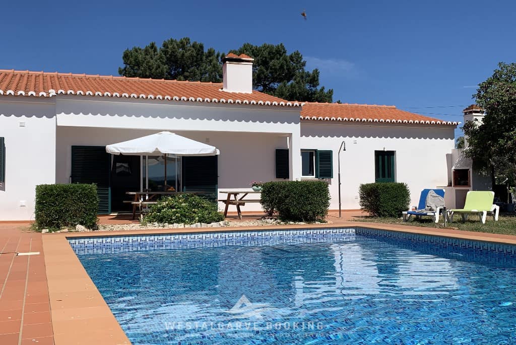 Ferienhaus mit privat Pool und große Garten in nähe zum Strand! Buchen Sie dieses schöne Ferienhaus jetzt mit Westalgarve-booking.com !