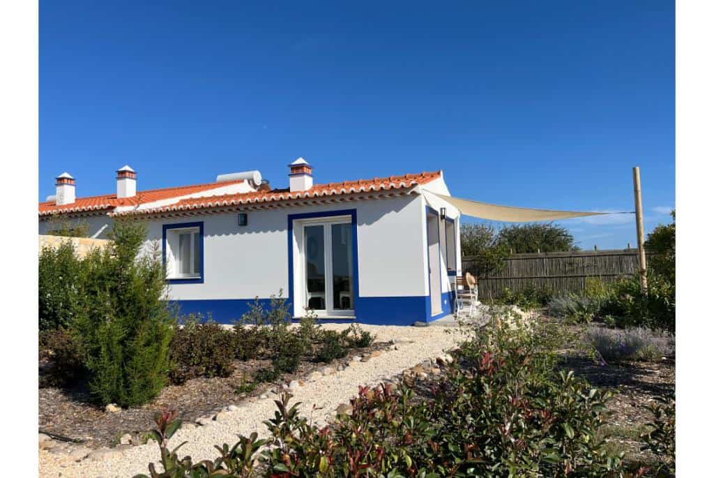 Zensa Lodge is a new modern house in the country side, only 3km to the beach. Book this beautiful holiday home now at Westalgarve-booking.com!